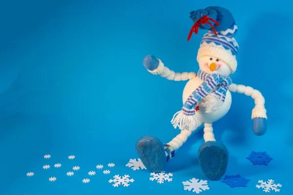 Grote Speelgoed Sneeuwpop Een Blauwe Achtergrond — Stockfoto