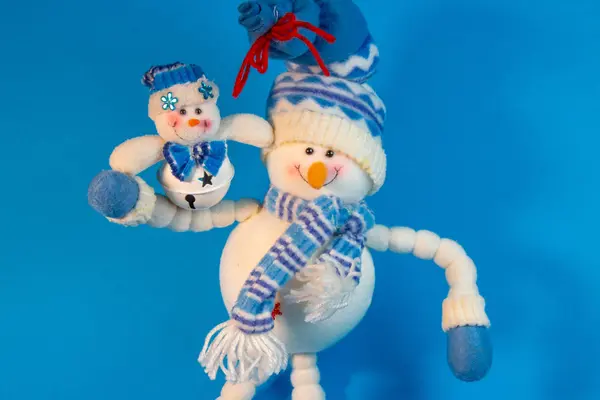 Χριστουγεννιάτικα Παιχνίδια Χαριτωμένο Χιονάνθρωπος Μπλε Φόντο — Φωτογραφία Αρχείου