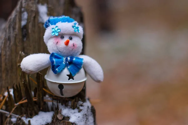 Vue Rapprochée Bonhomme Neige Jouet Noël Sur Tronc Arbre Bois — Photo