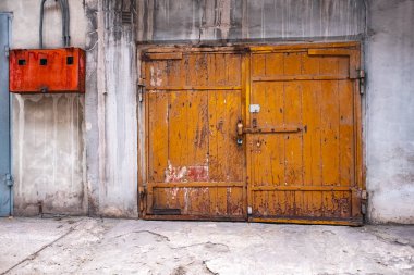 eski kapılar ve Yangın dolapları