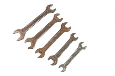 Beyaz arka planda, İngiliz anahtarı onarım eski paslı somun anahtarları