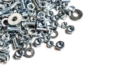 beyaz bir arka planda metal bağlantıları somunlar