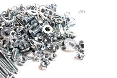 beyaz bir arka planda metal bağlantıları somunlar