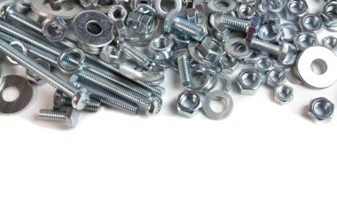 beyaz bir arka planda metal bağlantıları somunlar