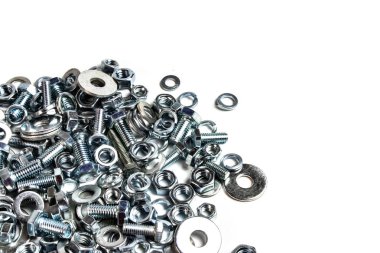 beyaz bir arka planda metal bağlantıları somunlar