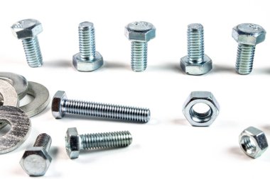 beyaz bir arka planda metal bağlantıları somunlar