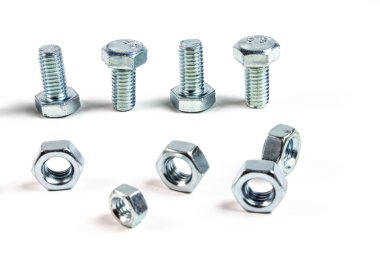 beyaz bir arka planda metal bağlantıları somunlar