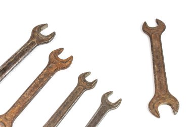 Beyaz arka planda, İngiliz anahtarı onarım eski paslı somun anahtarları