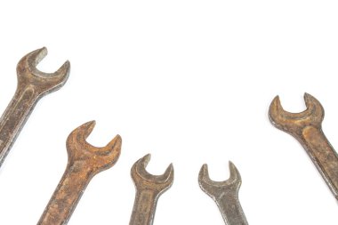 Beyaz arka planda, İngiliz anahtarı onarım eski paslı somun anahtarları
