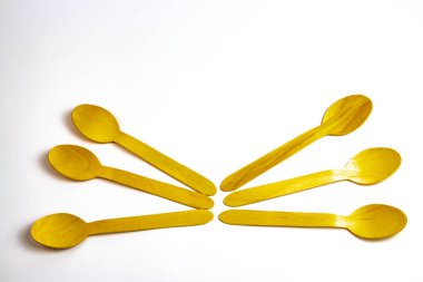 Beyaz arkaplanda tahta kaşıklar