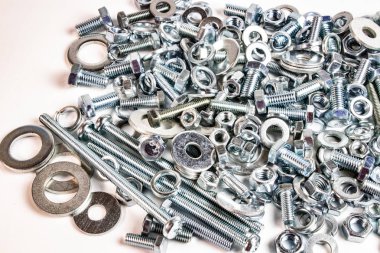 beyaz bir arka planda metal bağlantıları somunlar