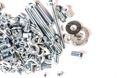 beyaz bir arka planda metal bağlantıları somunlar