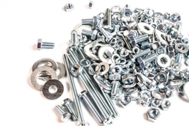 beyaz bir arka planda metal bağlantıları somunlar