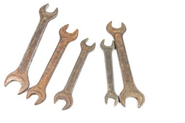 Beyaz arka planda, İngiliz anahtarı onarım eski paslı somun anahtarları