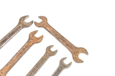 Beyaz arka planda, İngiliz anahtarı onarım eski paslı somun anahtarları