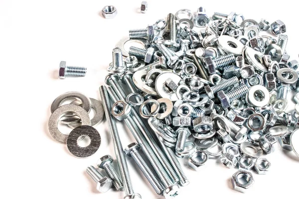 beyaz bir arka planda metal bağlantıları somunlar