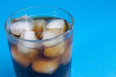 buz küpleri ile siyah gazlı içecek