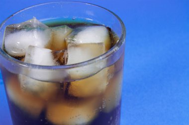 buz küpleri ile siyah gazlı içecek