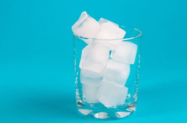 güzel kare buz küpleri