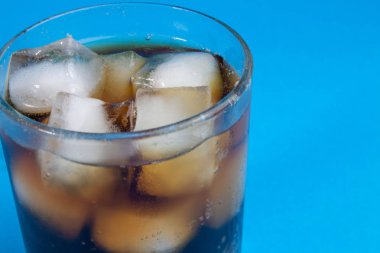 buz küpleri ile siyah gazlı içecek