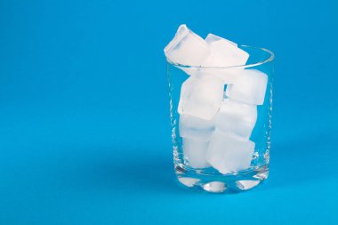 güzel kare buz küpleri