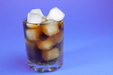 siyah gazlı içecek bir bardak buz ile