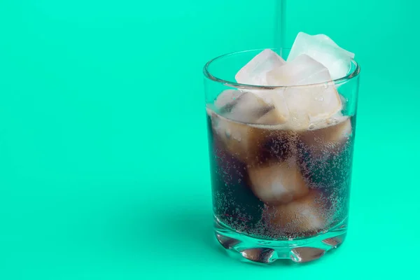Bebida Carbonatada Negra Con Cubitos Hielo —  Fotos de Stock