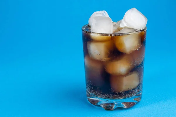 Черный Газированный Напиток Кубиками Льда — стоковое фото