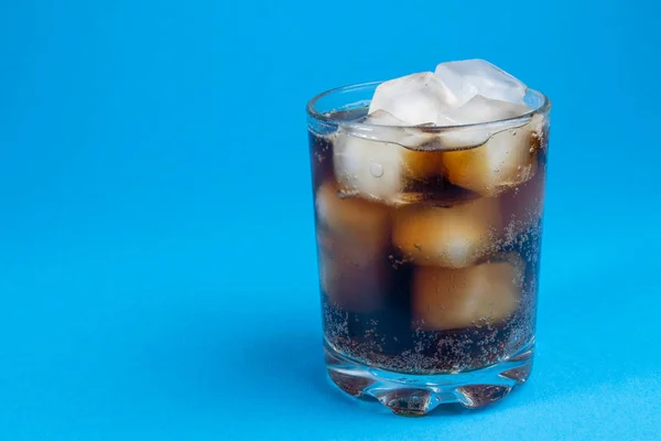 Schwarzes Kohlensäurehaltiges Getränk Mit Eiswürfeln — Stockfoto