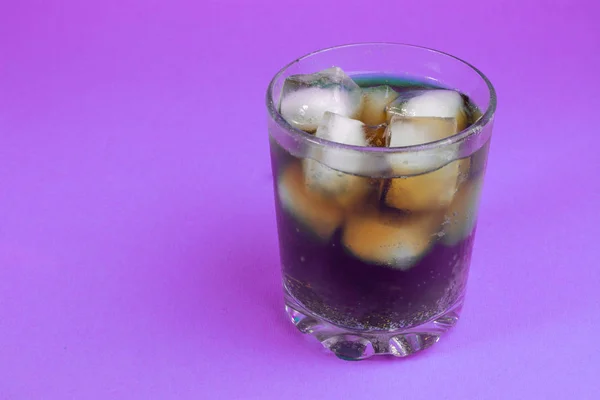 Черный Газированный Напиток Кубиками Льда — стоковое фото