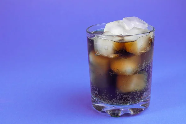 氷で黒い炭酸飲料 — ストック写真