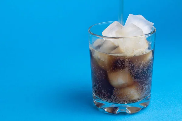 Bebida Carbonatada Preta Com Gelo Copo — Fotografia de Stock