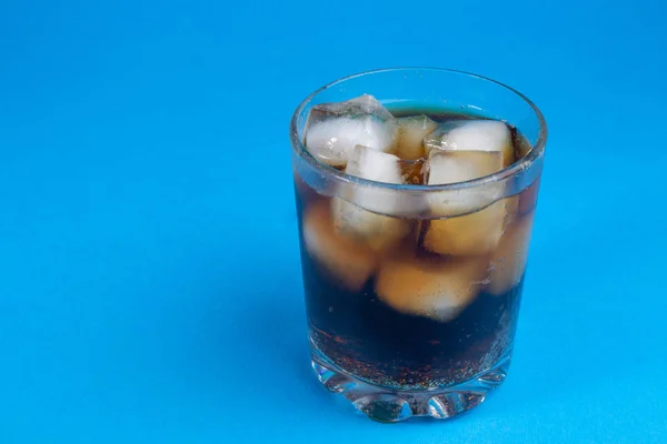 Черный Газированный Напиток Льдом Стакане — стоковое фото