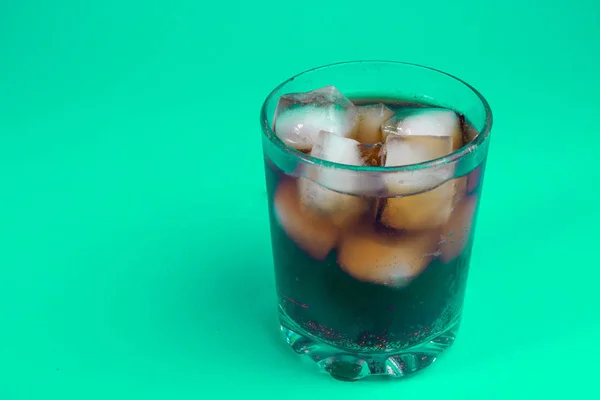 Bebida Carbonatada Negra Con Hielo Vaso —  Fotos de Stock