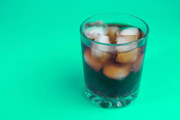 Bebida Carbonatada Negra Con Hielo Vaso —  Fotos de Stock