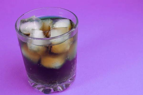 Bebida Carbonatada Negra Con Hielo Vaso —  Fotos de Stock