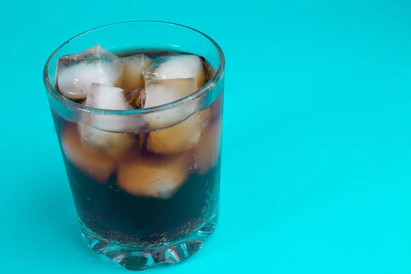 Bebida Carbonatada Negra Con Hielo Vaso —  Fotos de Stock