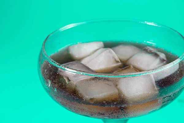 Черный Газированный Напиток Льдом Стакане — стоковое фото