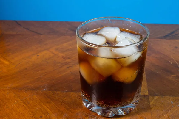 グラスに氷と黒い炭酸飲料 — ストック写真
