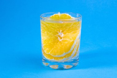 turuncu, turuncu içkiyle açık bir bardak limonata