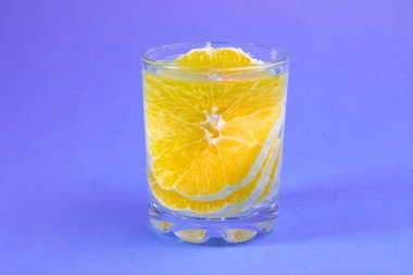 turuncu, turuncu içkiyle açık bir bardak limonata