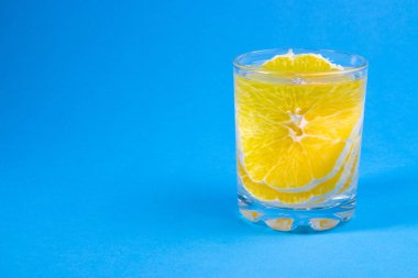 turuncu, turuncu içkiyle açık bir bardak limonata