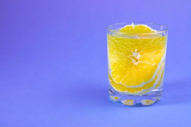 turuncu, turuncu içkiyle açık bir bardak limonata