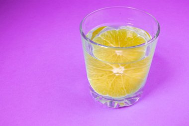 turuncu, turuncu içkiyle açık bir bardak limonata