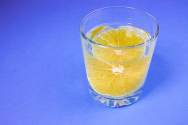 turuncu, turuncu içkiyle açık bir bardak limonata