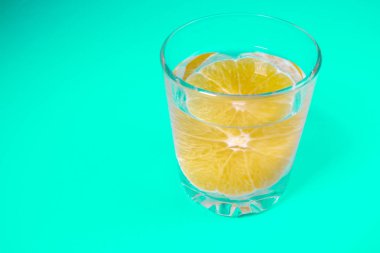 turuncu, turuncu içkiyle açık bir bardak limonata