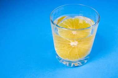 turuncu, turuncu içkiyle açık bir bardak limonata