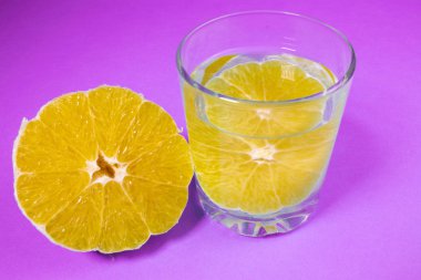 turuncu, turuncu içkiyle açık bir bardak limonata