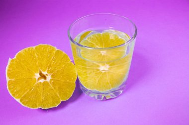 turuncu, turuncu içkiyle açık bir bardak limonata