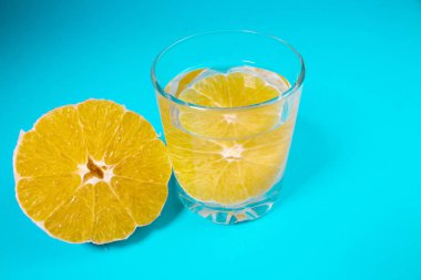 turuncu, turuncu içkiyle açık bir bardak limonata